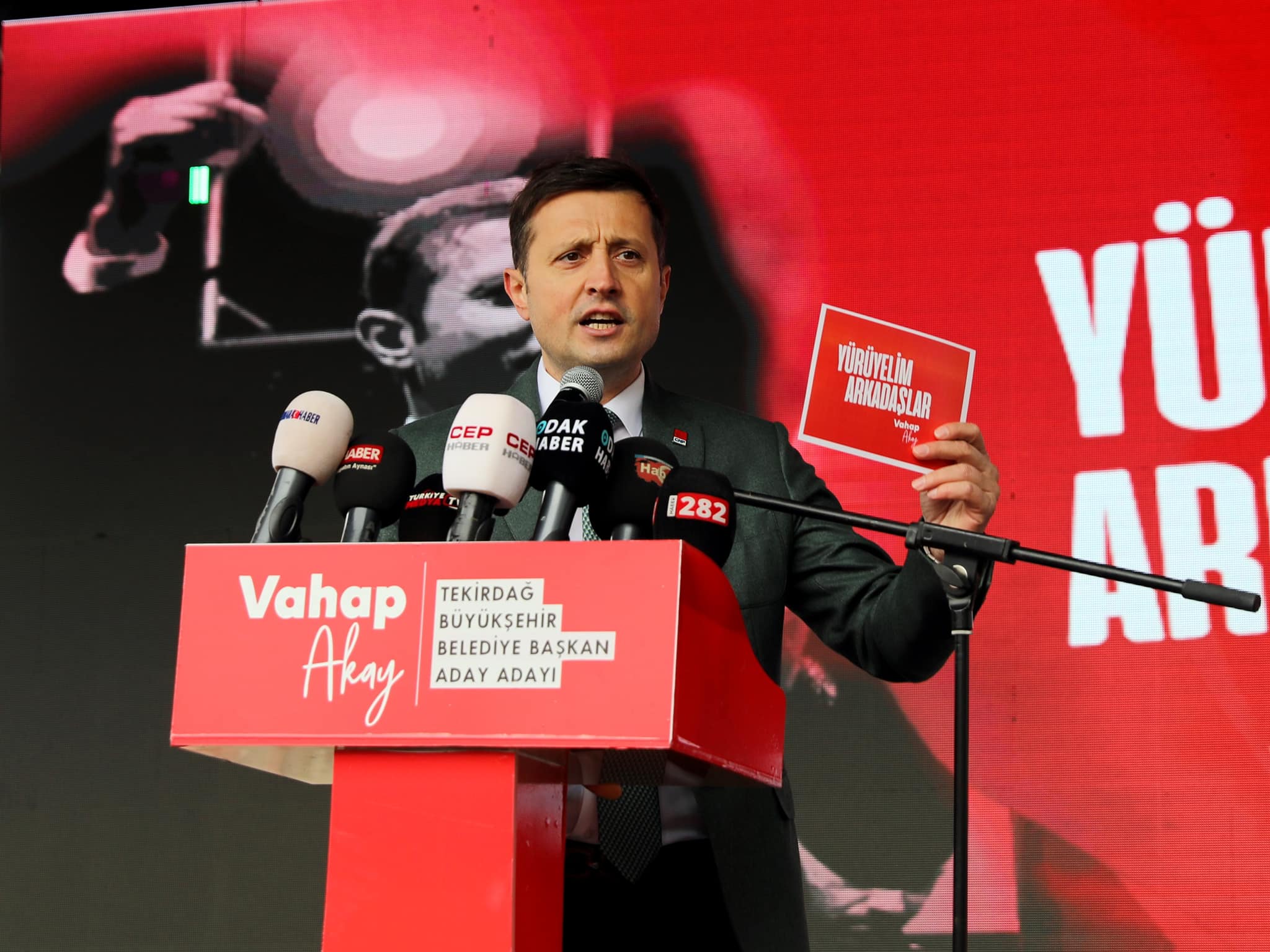 VAHAP AKAY’DAN MİTİNG GİBİ ADAYLIK