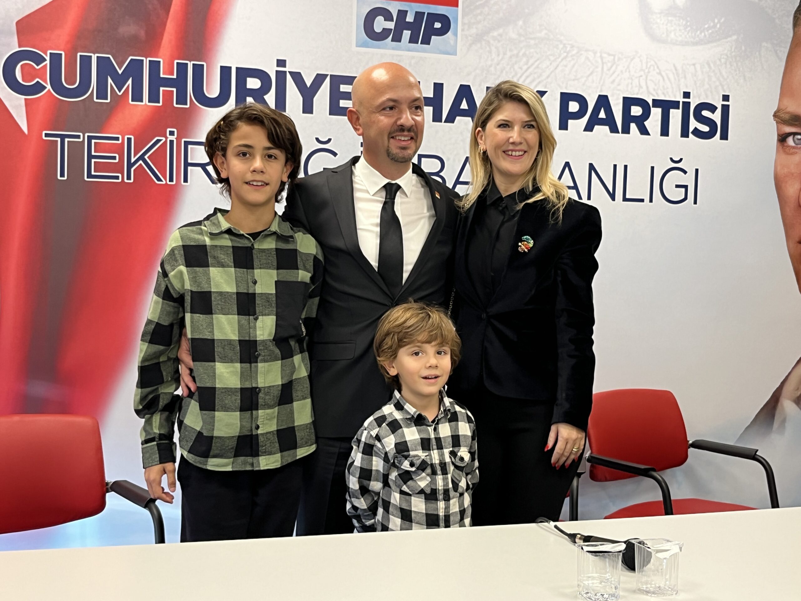 CHP GENEL MERKEZE EN YAKIN ADAY ADAYI SAHAYA İNİYOR