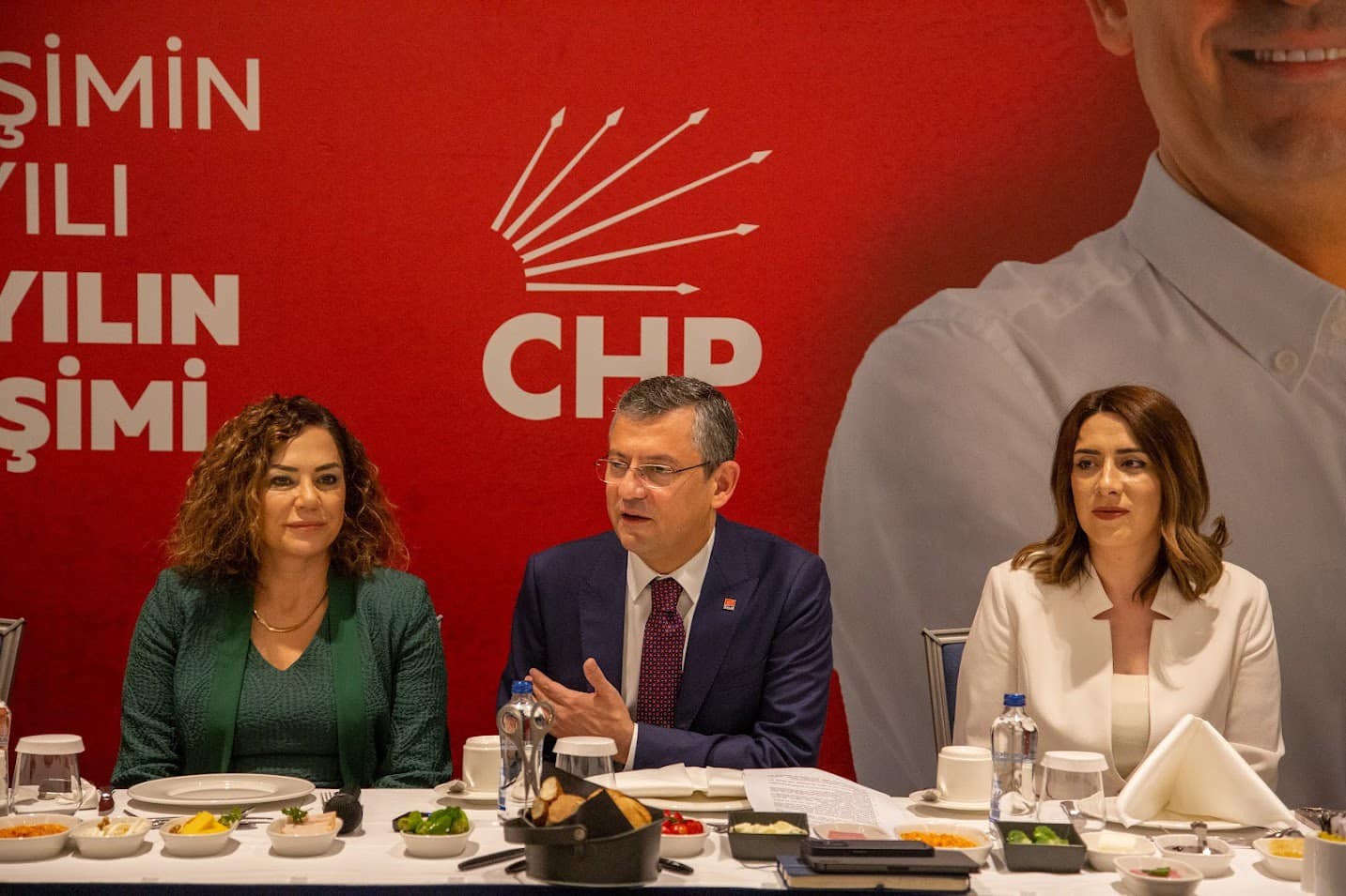 CANDAN YÜCEER ANKETLERDE AÇIK ARA ÖNDE ÇIKIYOR